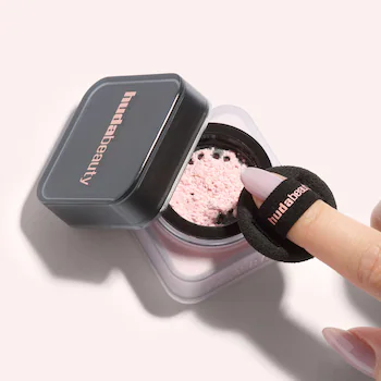 Huda Beauty Mini Easy Bake Loose Baking & Setting Powder– CHERRY BLOSSOM CAKE – Image 3
